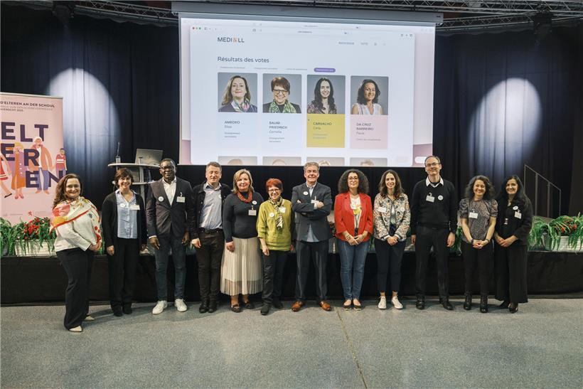 12 gewählte Mitglieder Mandat 2026–2029 posieren im Forum Geesseknäppchen am Samstag für Gruppenfoto