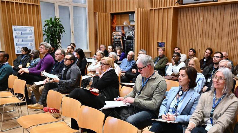 40 Teilnehmende und Begleitpersonen tauschen sich am Montag erstmals gemeinsam aus, Gruppenmeeting, Networking, Zusammenarbeit