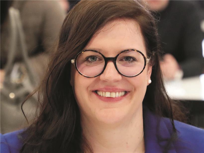 Porträt der Abgeordneten Stéphanie Weydert bei einer parlamentarischen Sitzung, Politikerin Luxemburg