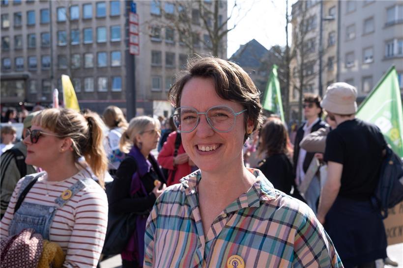 Ärztin Audrey Weinquin erklärt strukturelle Ungleichheiten und Erwartungen an Frauen im medizinischen Alltag und Gesundheitssystem