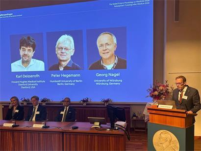 Die Akademie in Stockholm präsentiert den Medizin-Nobelpreis 2026. Er geht an drei Wissenschaftler, die zum Thema Optogenetik geforscht haben.