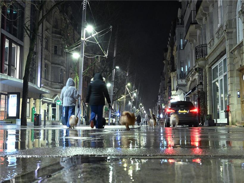 Alzette-Straße bei Nacht mit heller Straßenbeleuchtung zur Erhöhung der Sicherheit und besseren Sichtbarkeit