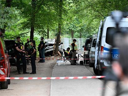 Die Amokfahrt endete an einem Baum: Die Polizei arbeitete am Sonntag noch am Tatort
