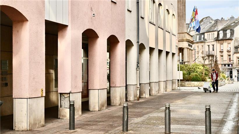Menschen diskutieren vor den Arkaden der Place am Boltgen, bekanntes städtisches Problemgebiet in der Innenstadt