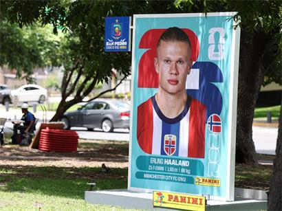 Erling Haaland im norwegischen Fußballtrikot beim Spiel, erwartet von Fans und Medien mit großer Spannung