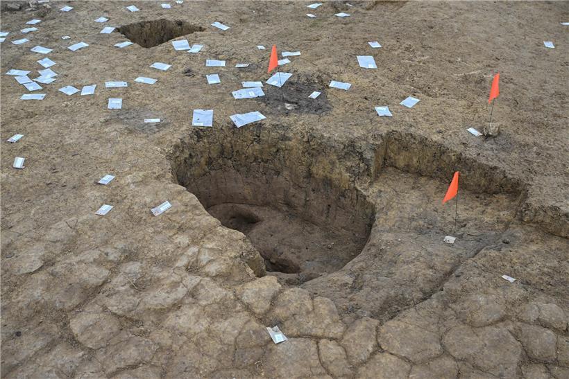 Archäologische Ausgrabung in Rollingen mit Schicht-für-Schicht Freilegung von historischen Fundstücken