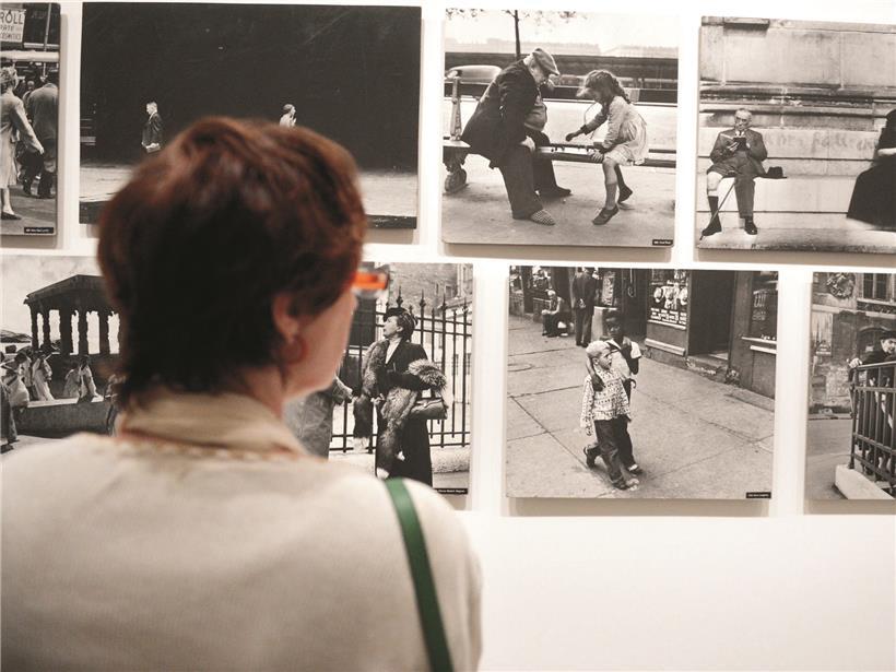 Ausstellungseröffnung 2013 mit Besuchern und moderner Kunst im hellen Galerieraum