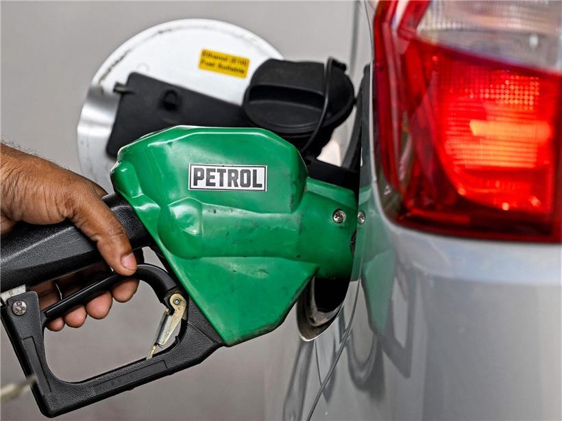 Zerstörte Gebäude und Menschen in der Golfregion, Symbol der globalen Auswirkungen des Krieges im Nahen Osten