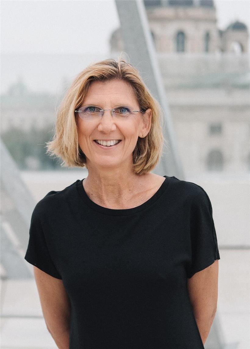 Porträt der Autorin Beate Maly vor neutralem Hintergrund, Schriftstellerin und Buchautorin