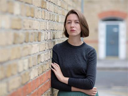 Die Autorin Sally Rooney erregt nicht nur mit ihrer Literatur, sondern auch mit ihren politischen Statements Aufmerksamkeit