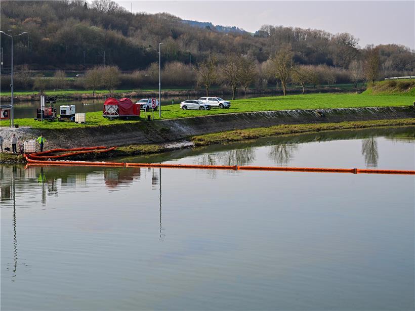 Ölsperre im Wasser, wartet auf Freigabe durch Luxemburger Wasserwirtschaftsamt zur Gewässerschutzmaßnahme