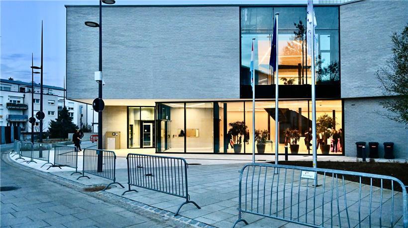 Die Barrieren außen trüben den Blick auf die neue Musikschule noch etwas