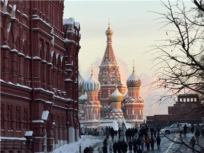 Basilius-Kathedrale auf dem Roten Platz in Moskau bei Nachmittagssonne zwischen Historischem Museum und Lenin-Mausoleum