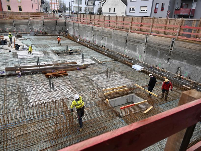 Bauarbeiten am neuen Rathaus im Fortschritt mit Gerüsten und Baustellenmaterial an sonnigem Tag