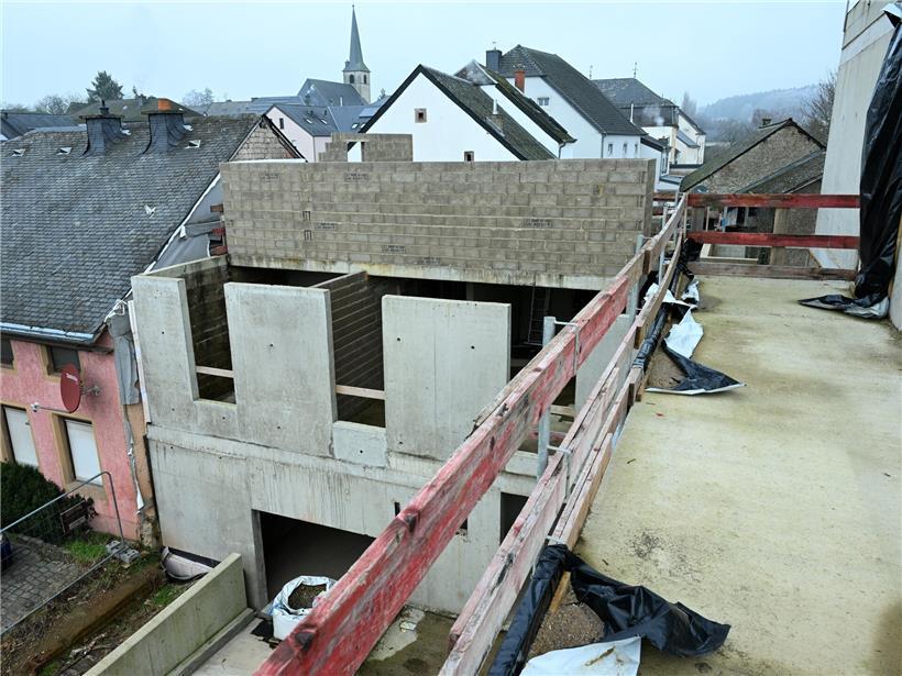 Stillgelegte Bauarbeiten an Wohnungsgebäude in Grosbous mit unvollendetem Rohbau und Baustelle im Freien