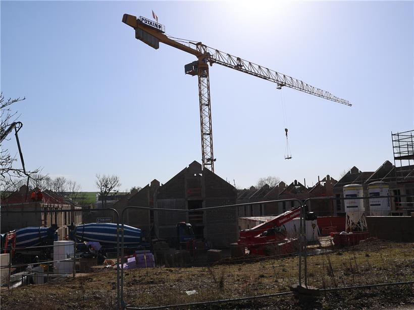 Baustelle „An der Schmëtt“ mit Baukränen und Rohbauten, geplante Fertigstellung im Jahr 2028