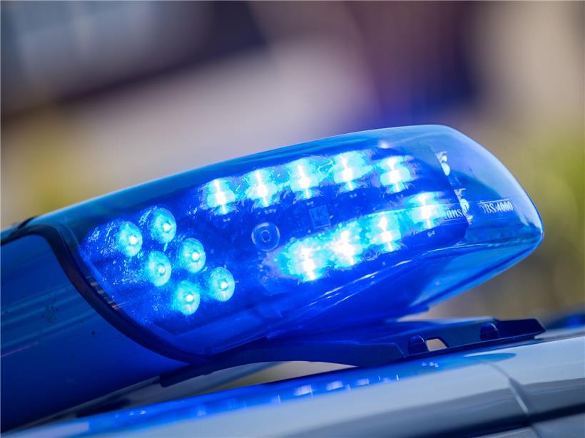 Polizeifahrzeug an Unfallstelle auf Landstraße bei Garnich mit Einsatzkräften vor Ort