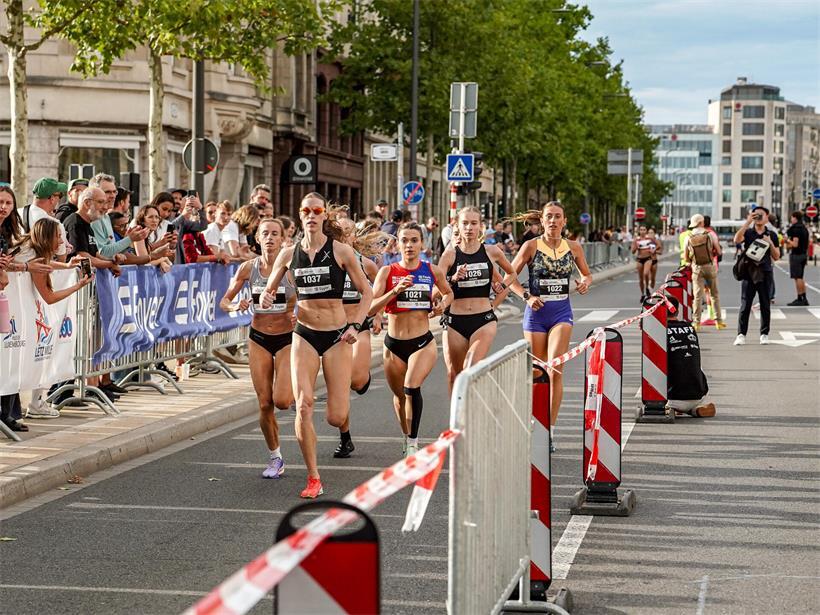Die Belgierin Mariska Parewyck (l.) setzte sich im Damen-Rennen durch, Marine Joblin (Nummer 1021) wurde Fünfte