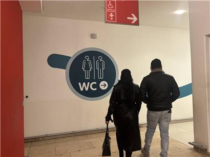 Frisch sanierte kostenpflichtige Toilettenanlage in der Trier-Galerie mit Kundenreaktionen auf Gebührenänderung