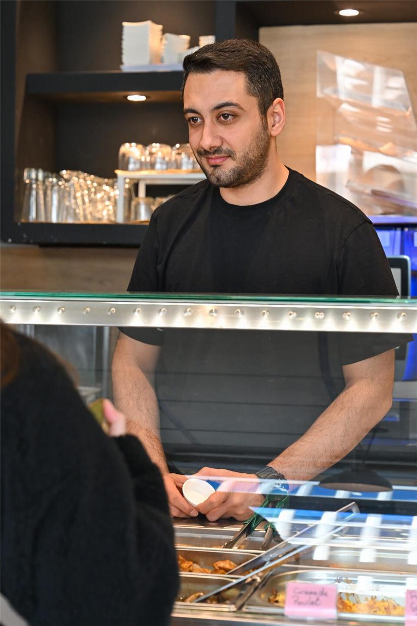 Yavar spricht über verzerrte Medienberichte und wahre Verhältnisse im Iran während einer öffentlichen Diskussion