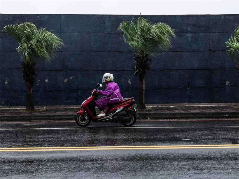 Menschen bereiten sich auf extremen Starkregen, gefährliche Wellen und starke Winde als Unwetterwarnung vor