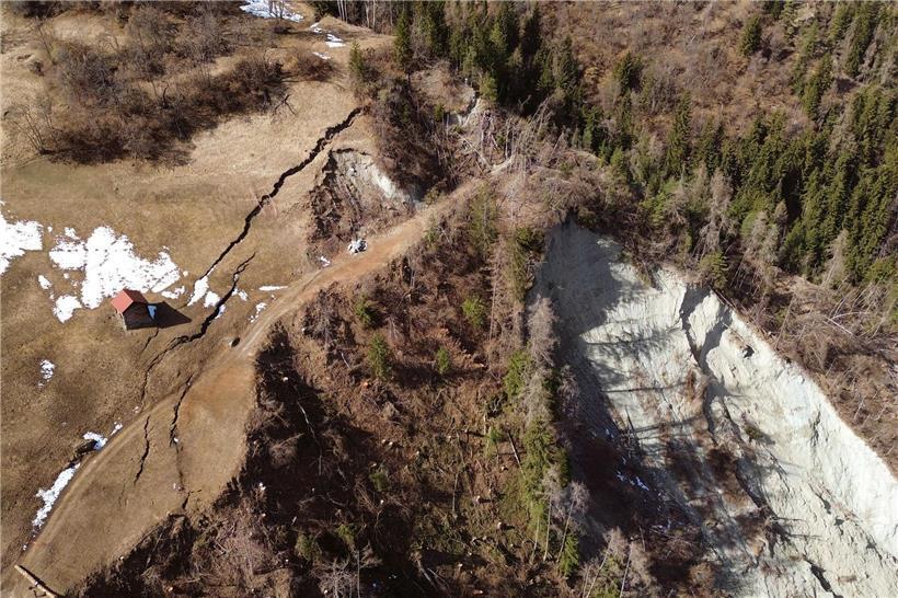 250 Meter lange Bruchlinie im Boden, 80-100 cm breit, wächst täglich um 2-4 mm – Bodenriss und Erdspalt sichtbar