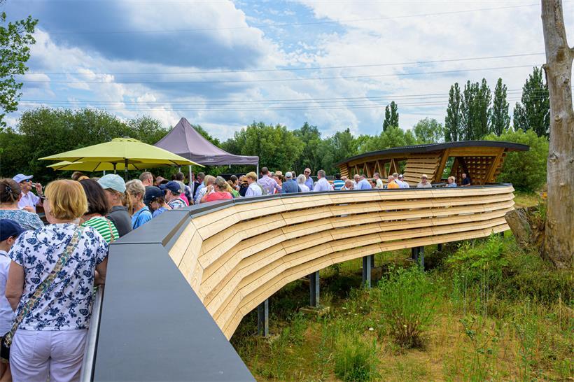 Bürgermeisterin weiht feierlich neue Brücke bei Eröffnungszeremonie ein