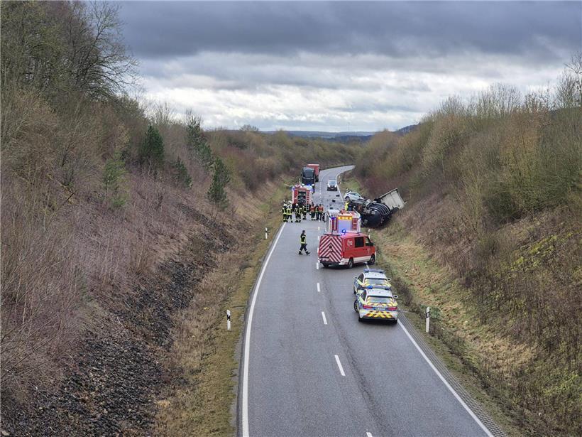 Unfall auf Bundesstraße zwischen Bitburg und Echternach, Straße am Montag wegen Sperrung komplett blockiert