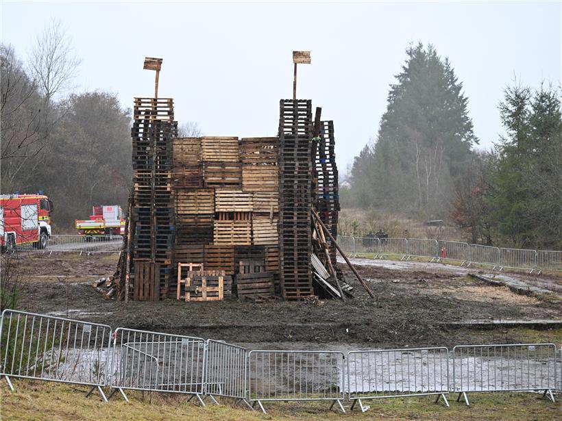 Burg bei Tageslicht mit rund 300 verbauten Paletten als nachhaltige Baumaterialien sichtbar