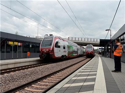 Zug der CFL auf Schienen in Luxemburg, Symbol für mögliche Auswirkungen auf den Zugverkehr