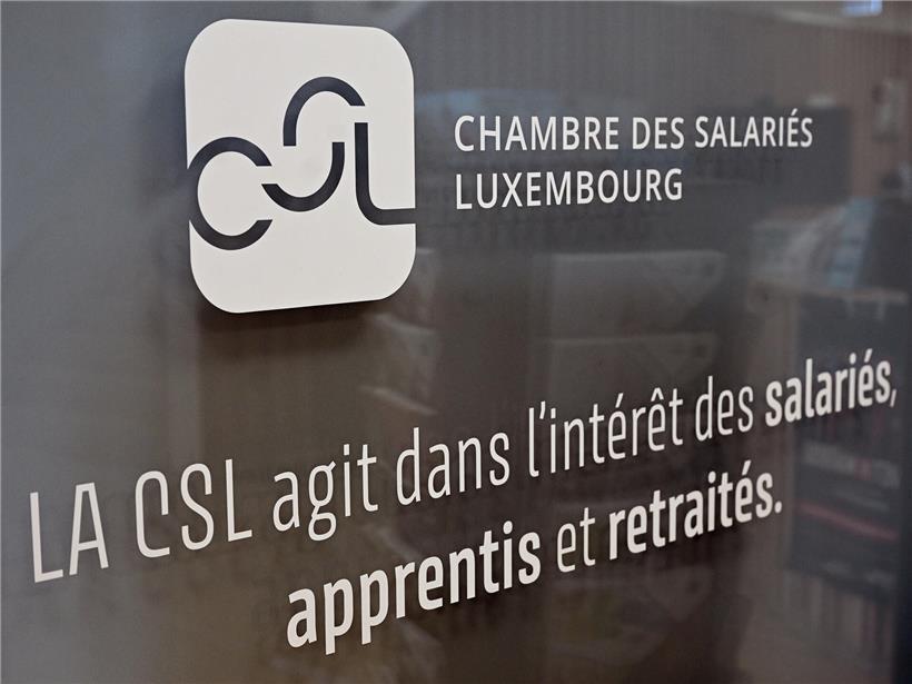 CSL-Mitarbeiter diskutieren Interessenkonflikt beim Talent Desk in einem modernen Büro