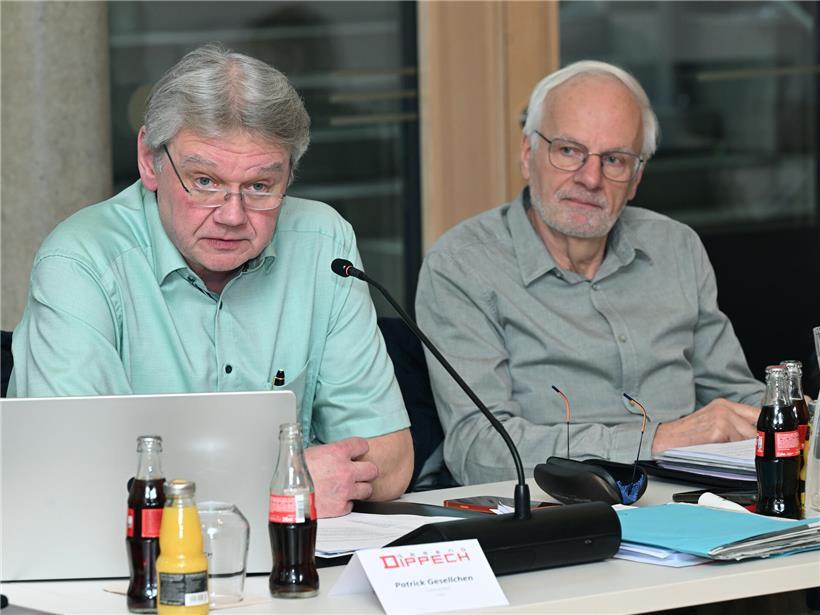 Patrick Gesellchen und Carlo Neu von CSV-Räten diskutieren rechtliche Zweifel am Tauschverfahren