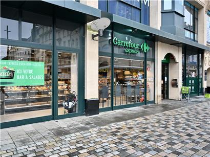 Carrefour-Filiale in Esch vor Schließung, modernes Ladengebäude mit Eingangsbereich und Logo sichtbar