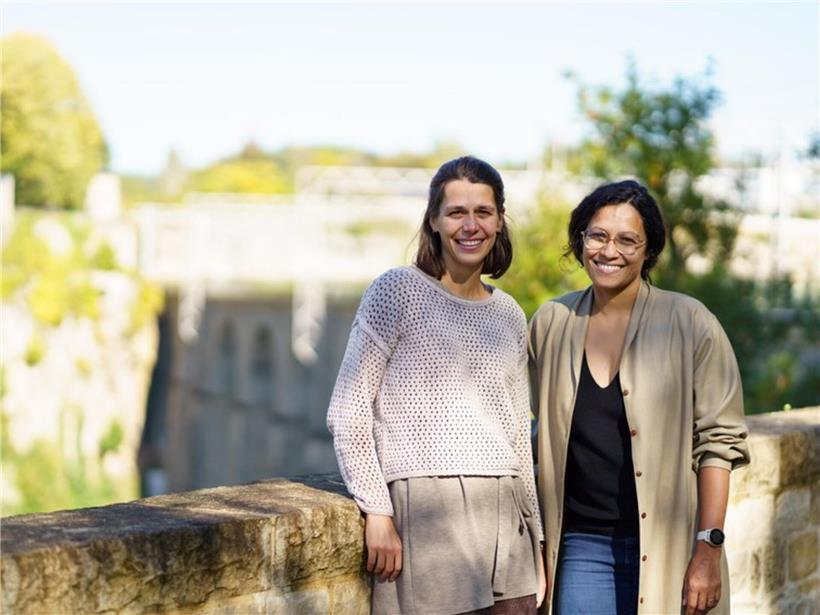 Co-Founder Charlotte Wirion und Imeshi Weerasinghe von WEO posieren professionell für Unternehmensfoto