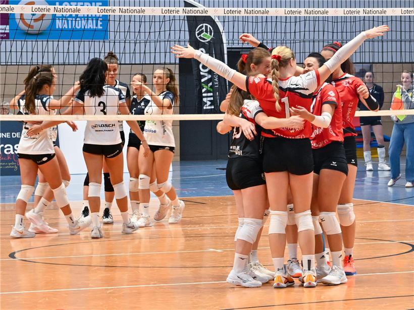 Damenmannschaft aus Mamer in roten Trikots feiert den ersten Platz beim Wettbewerb