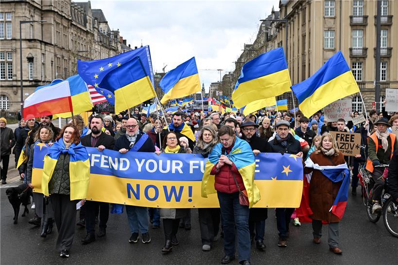Demonstration in der Hauptstadt mit Verteidigungsministerin Yuriko Backes und Europaabgeordnetem Marc Angel in der vordersten Reihe