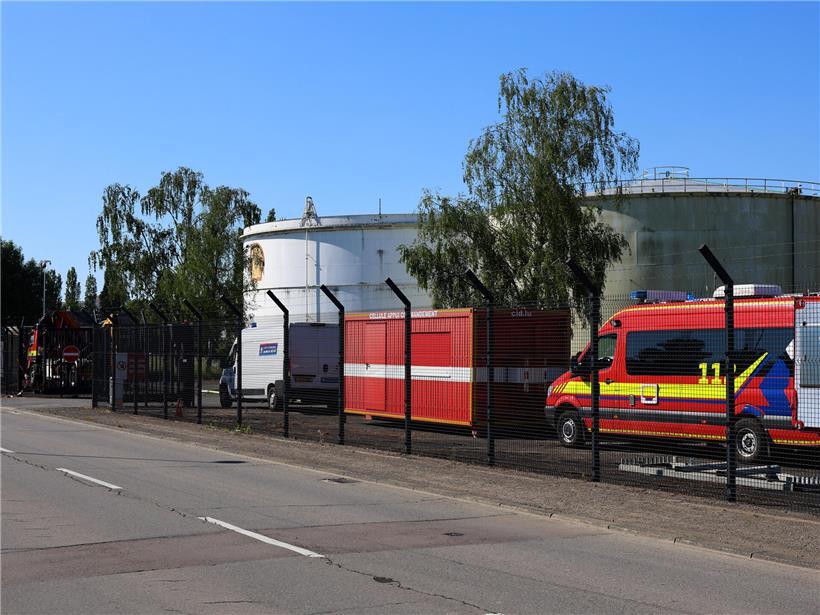 Feuer an der Dichtung eines leeren Öltanks auf dem Shell-Gelände in Bartringen, sichtbare Flammen und Rauchentwicklung