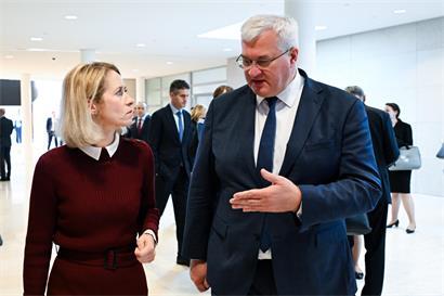 Die EU-Außenbeauftragte Kaja Kallas im Gespräch mit dem ukrainischen Außenminister Andrii Sybiha