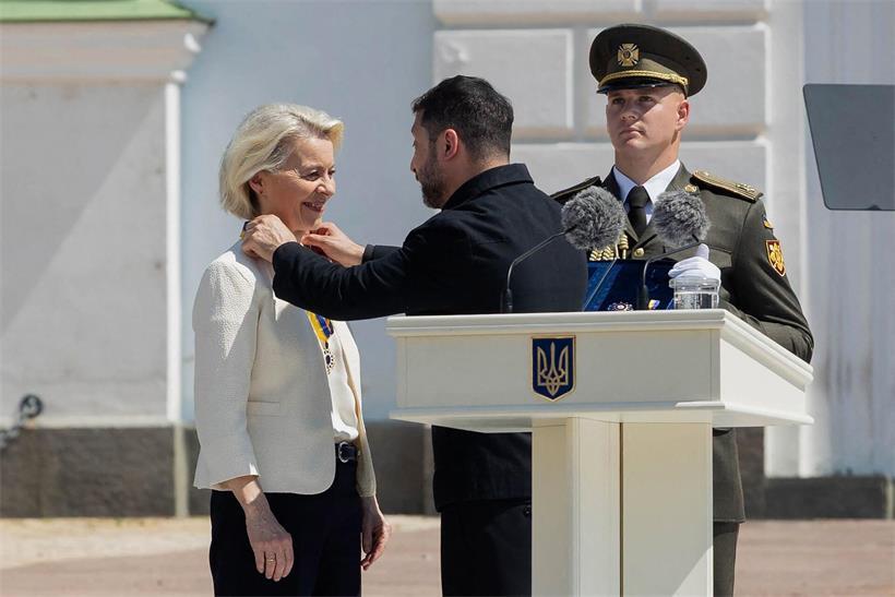 Die EU-Kommissionspräsidentin Ursula von der Leyen bekam vom ukrainischen Präsidenten Wolodymyr Selenskyj einen Orden verliehen