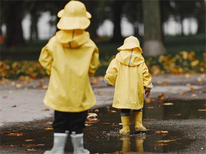 Die EU hat gesundheitsschädliche Ewigkeitschemikalien in Kinder-Regenjacken festgestellt