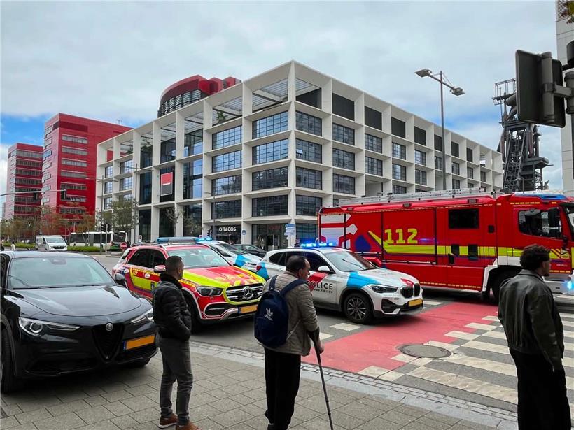 Frau wird am Mittwoch in Belval von Auto erfasst, Unfallstelle mit Einsatzkräften und Fahrzeugen sichtbar
