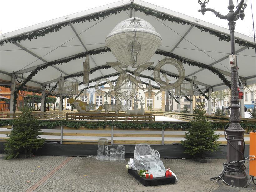 Tod durch Eisskulptur: Künstler verurteilt, Stadt und LCTO freigesprochen Eisskulptur neben der Eislaufbahn auf dem Knuedler bei winterlichem Stadtfest