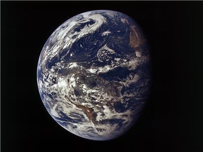Blick aus dem Weltraum auf die Erde als kleine blaue Murmel vor schwarzem Hintergrund