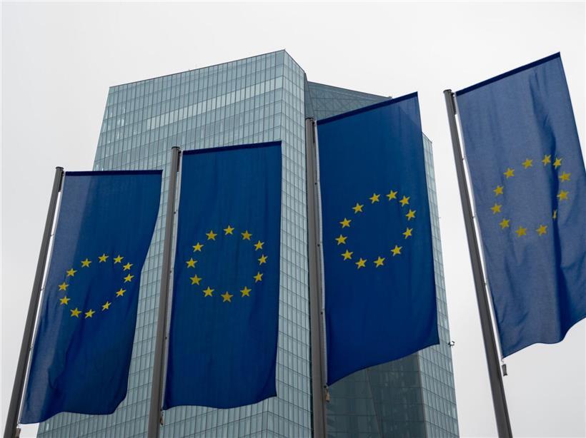 Europäische Zentralbank (EZB) Hauptgebäude in Frankfurt am Main bei klarem Himmel, Finanzzentrum Deutschland