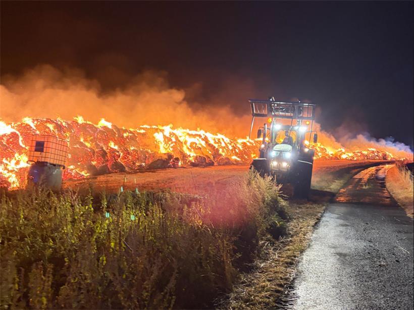 Die Feuerwehr hat in Landscheid gegen brennende Heuballen gekämpft