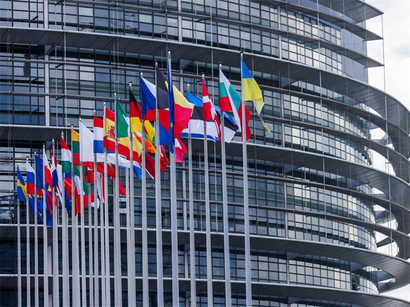 Flaggen der Europäischen Union, ihrer Mitgliedsstaaten und der Ukraine vor dem Gebäude des Europäischen Parlaments wehend