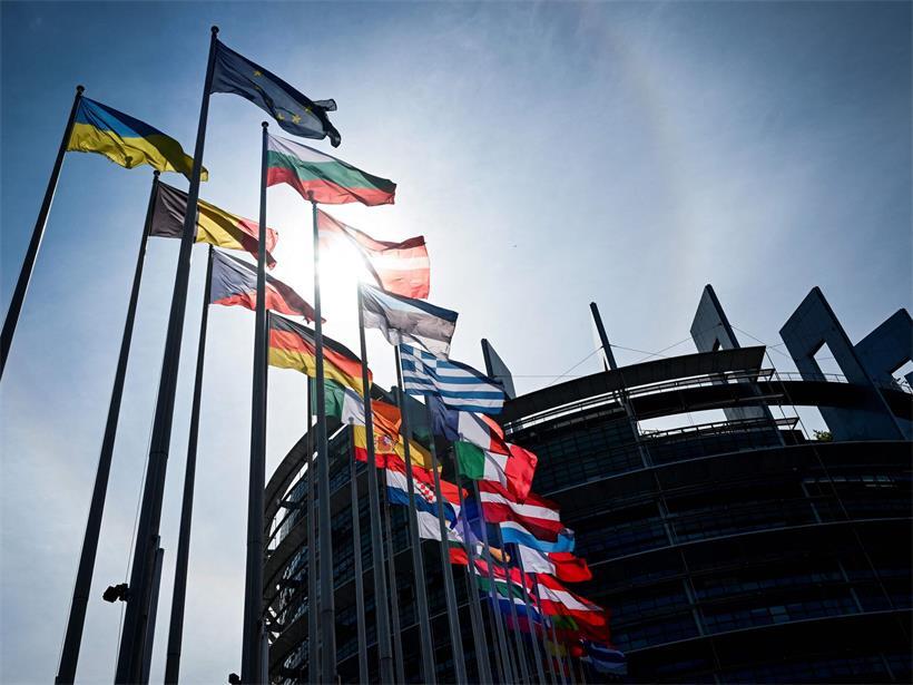 Flaggen der EU-Mitgliedstaaten wehen vor dem Europäischen Parlament in Straßburg bei klarem Himmel