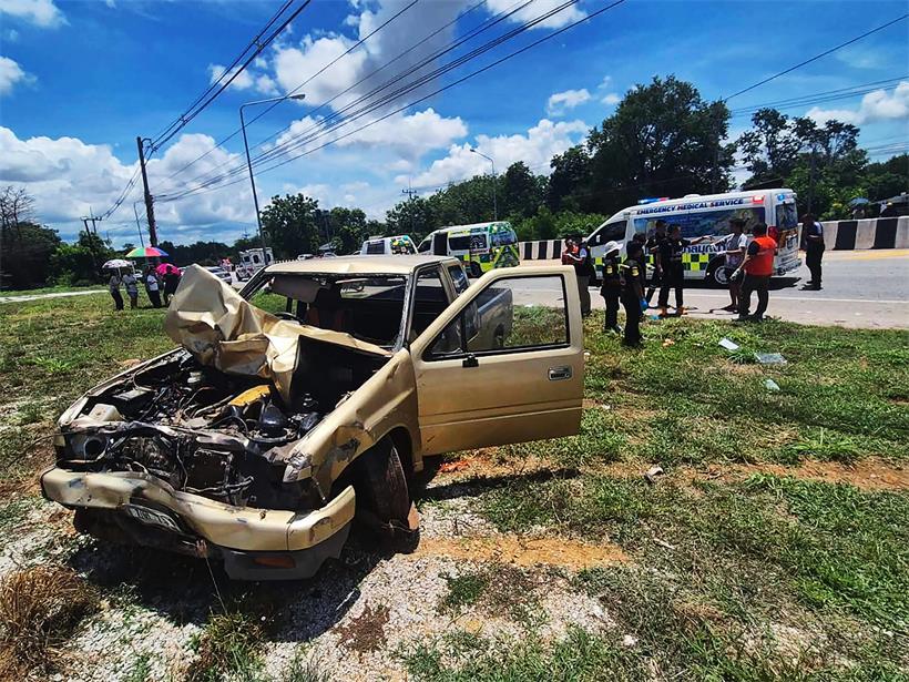 Unfall zwischen Pick-up eines 11-Jährigen und Zug buddhistischer Mönche in Mukdahan, Nordost-Thailand, mit Unfallfolgen