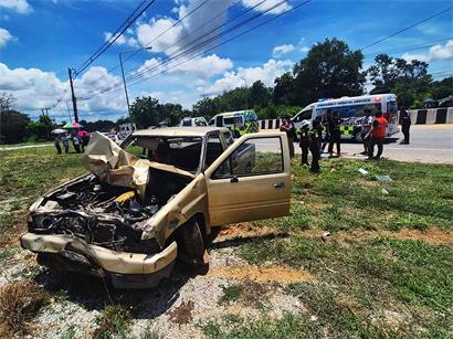 Unfall zwischen Pick-up eines 11-Jährigen und Zug buddhistischer Mönche in Mukdahan, Nordost-Thailand, mit Unfallfolgen