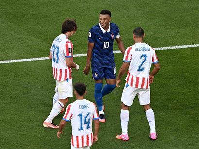 Französische Fußballspieler wie Mbappé lächeln trotz Provokationen und harten Fouls während des Spiels.
